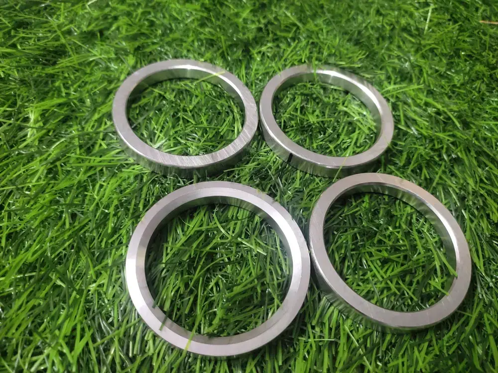 Cummins K38 valve seat insert 3086192 / 3086193, part number 3086192
